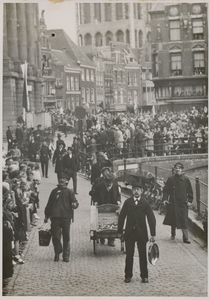 879334 Afbeelding van enkele figuren uit de groep 'Verdwenen Utrechtsche Typen', deelnemers aan de feestelijke optocht, ...